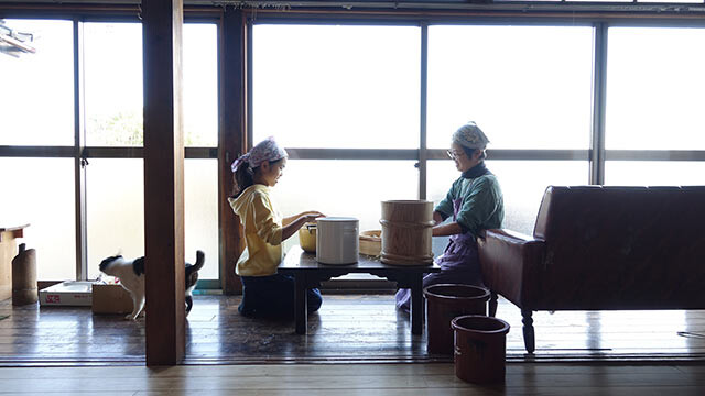 津留崎さんの奥さん娘さんが窓際スペースで味噌作り