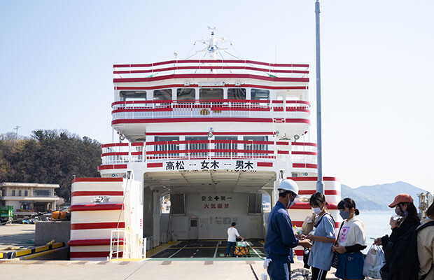 高松と女木島、男木島を行き来する〈めおん〉。赤と白のしましま模様の新船めおんは2021年２月から運航しています。
