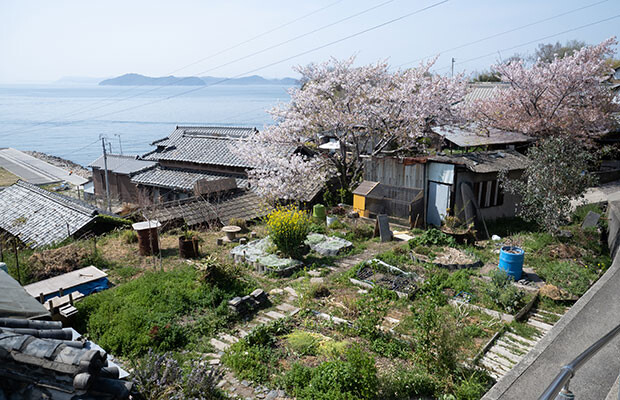 男木島の集落から眺める瀬戸内海。