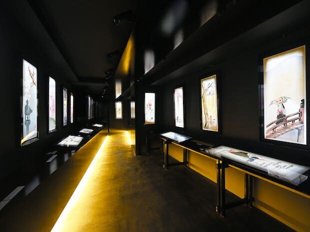 〈細辻伊兵衛美術館〉の１階には永楽屋が各時代の最高技術を結集し製作した「手ぬぐい」が展示されている。