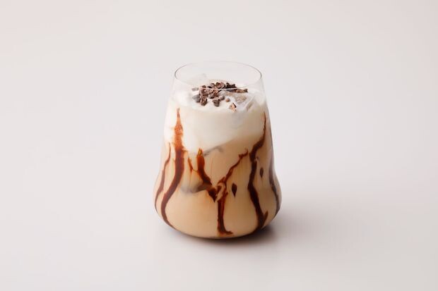カウヒーラテ 1000円　上品な甘さの貴醸酒と富山のコーヒー牛乳「カウヒー」をカクテルに。生クリームと甘酒を合わせたホイップを浮かべた見た目は、まるでアイスカプチーノのようです。