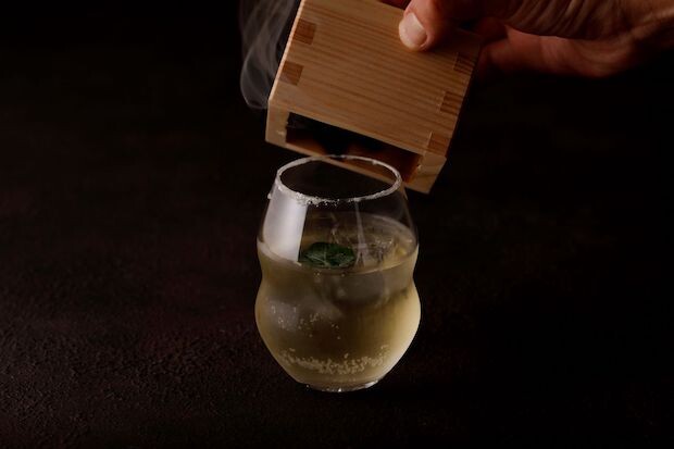 リンク8888ハイボール 1000円　スコッチウイスキー・シーバスリーガルの樽で熟成した日本酒〈リンク8888〉に樽の香りが文字通りリンクし、完成した一杯。