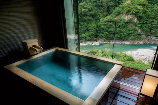 宇奈月温泉の湯は日本一の透明度ともいわれる、肌にやさしい弱アルカリ性の単純温泉。
