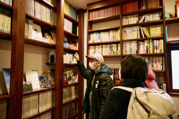 さらに奥にある部屋の本棚を眺めていたら、川村さんが「ア！コレ！」と興奮！