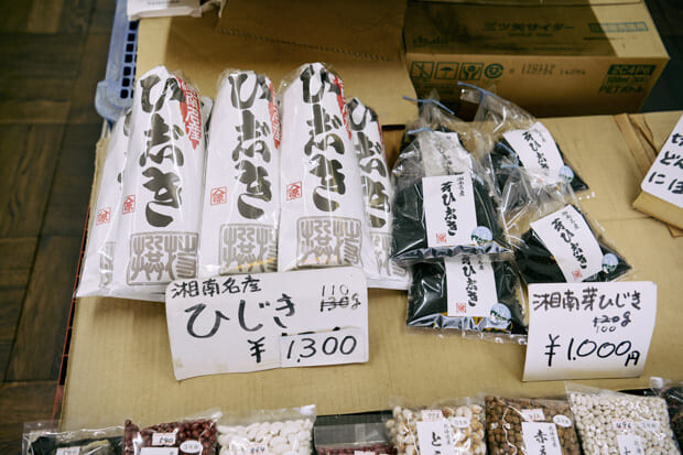 〈石渡源三郎商店〉のひじきが有名で、特別においしいらしい。品質が良いためほかより高値で取り引きされているそうだ。調理しないといけないのでサンドには入れられないけど。