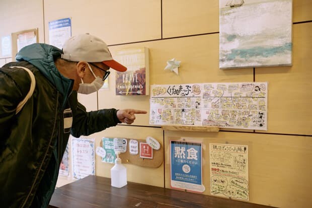 おや、と手書き地図推進委員会の川村さんが反応。店員さんお手製のかわいい手書き地図が貼られている！