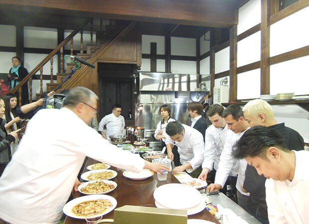 2015年「世界料理学会 in HAKODATE」の二次会の様子。国を問わず和洋中の料理人が肩を並べる活気あるキッチンは、なかなか見ることができない貴重な風景だった。