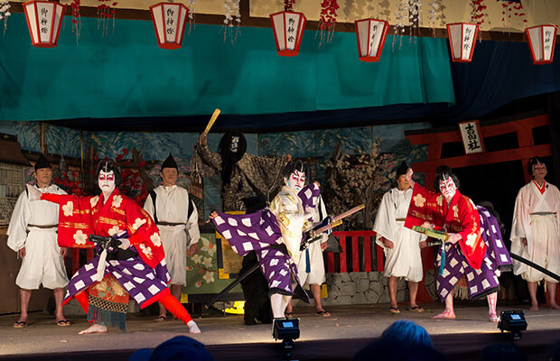 歌舞伎を演ずるのは地元の人たち。化粧や衣装、舞台の準備などもすべて地元の人たちの手でつくりあげます。