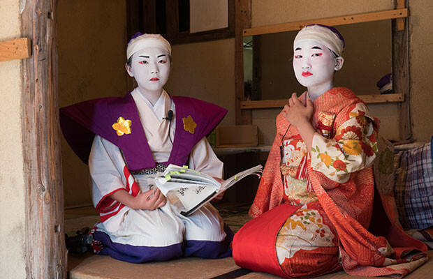 2019年、いろは（娘）が小学６年生の時、子ども歌舞伎の役者として（写真左）。