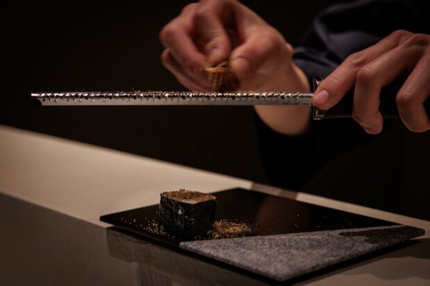 〈ろ霞〉では瀬戸内の魚料理がメインの会席料理と寿司コースを組み合わせたコース料理や、その日の旬な食材を使ったアラカルトも用意。
