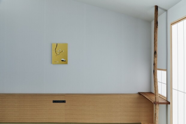 〈ろ霞〉の全客室には国内の若手現代アーティストなどの作品が飾られている。