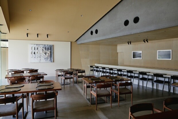 〈ろ霞〉のレストラン棟には、毎回テーマを設けて現代アート企画展を開催。
