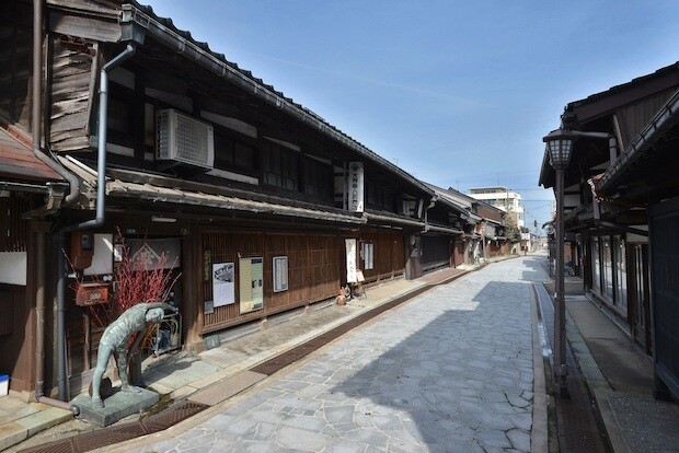 宿泊先は、保存地区に指定された高岡の町並みに佇む古民家を再生した宿〈金ノ三寸（かねのさんずん）〉。