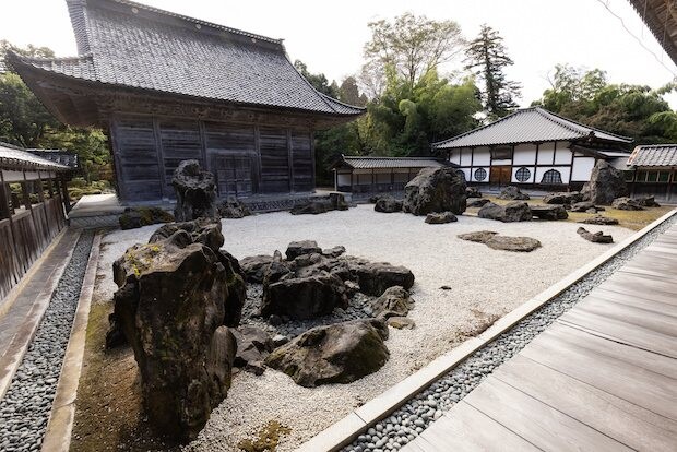 国泰寺の石庭「月泉庭」䳐