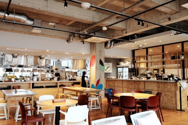 SAKIAの１階にある〈オサキ食堂 カフェテラス〉は広い食堂。