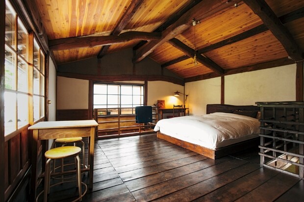 〈月夜の蚕小屋〉。かつての養蚕の場所はシンプルで美しい寝室に改装。