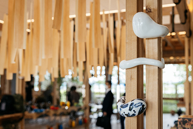 柱に巻き付いてる“ニョロニョロ”は長崎県波佐見町にある西海陶器で制作された神山隆二さんの作品。