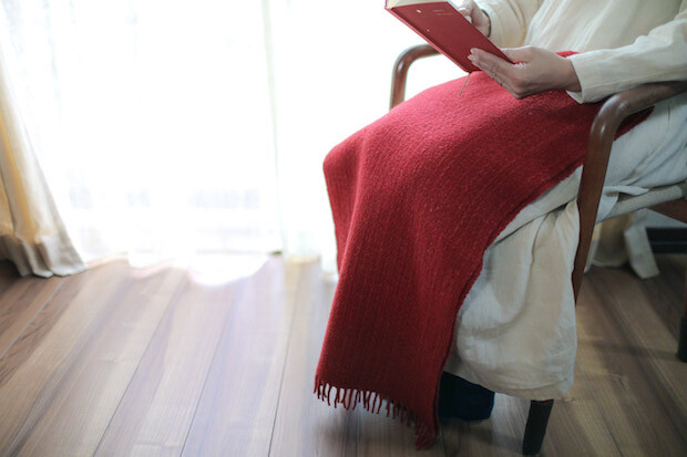 〈maa-maa homespun（めーめーホームスパン）〉は、盛岡の工房で出会った２人の作家による手紡ぎ・手織りのホームスパンブランド。