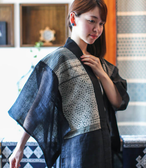 弘前市の〈佐藤陽子こぎん展示館〉で、美しい古作こぎんを羽織ることができます。佐藤陽子さんはこぎん作家の第一人者。2010年に施設の展示館を開設しました。