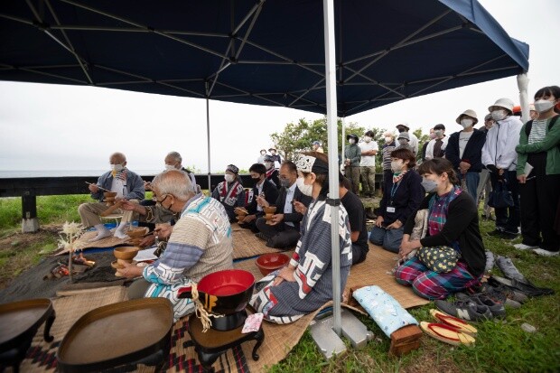 芸術祭初日、会場のひとつとなった虎杖浜の高台で、安全祈願の儀式「カムイノミ」が白老アイヌ協会の協力のもと行われた。 （撮影：藤倉翼）