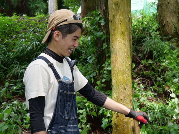活動時は、つなぎ姿に帽子が基本スタイルの村橋さん。2022年１月から開始し、現在までに20回ほど地域のさまざまなお手伝いを行なっています。「専門知識も技術もない自分に興味を持って声をかけてくれることがとてもうれしいですね」と、この笑顔。
