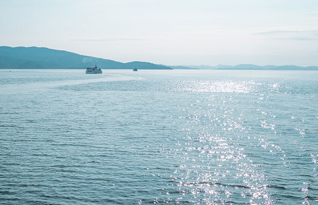 キラキラ光る瀬戸内海と行き交う船を眺めながらの船旅。