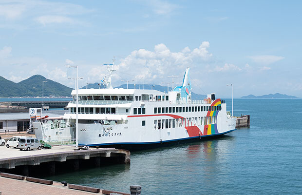 高松港で待機中の〈第十一こくさい丸（愛称「しまぞう」号）〉。高松港と池田港をつなぎます。