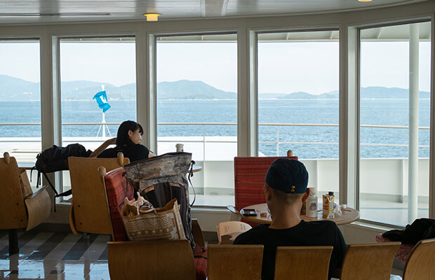 新岡山港と土庄港をつなぐ〈おりんぴあどりーむせと〉の先頭席。海を眺めながら、本を読んだり、勉強したり。