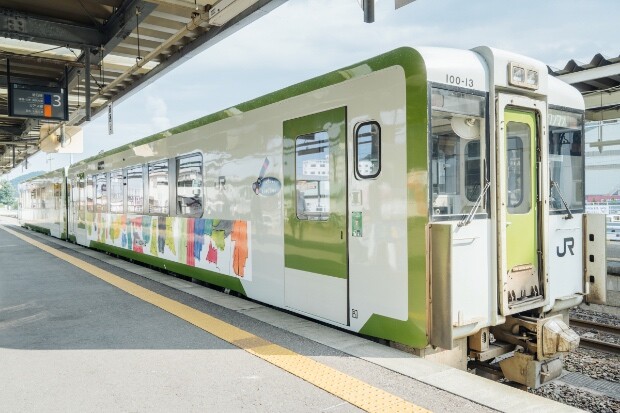 釜石線のアートラッピング車両。（写真提供：HERALBONY）