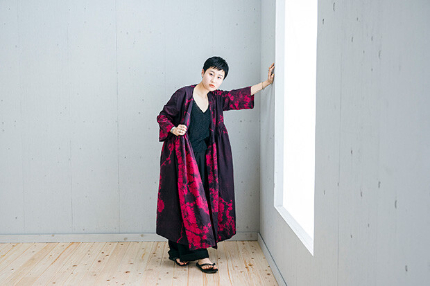 赤と黒のカラー展開の服の写真