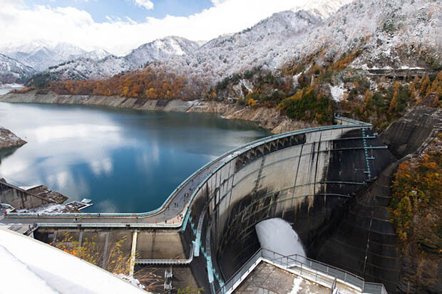 湖面の標高は1448メートルで、日本随一の規模を誇る黒部ダム。