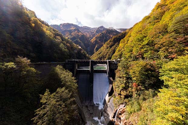 アシンメトリーなデザインも美しい仙人谷ダム。