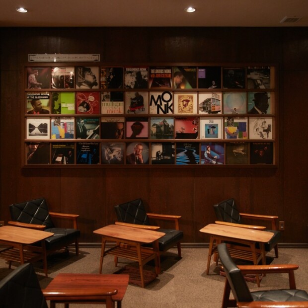 壁に飾った面出しのレコードたち。この日はビル・エヴァンスとセロニアス・モンクの作品ばかり。
