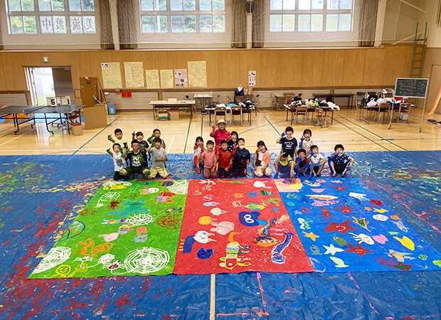 秋の展覧会期間中に栗沢小学校の児童が展覧会を訪ね、MAYAさんと大きな絵を描くワークショップも行った。