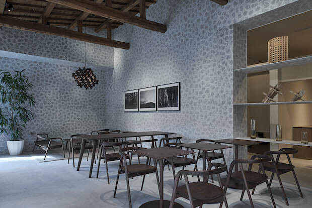隈研吾が空間と家具のデザインを手掛けたカフェ店内　Photo: Masayuki Hayashi