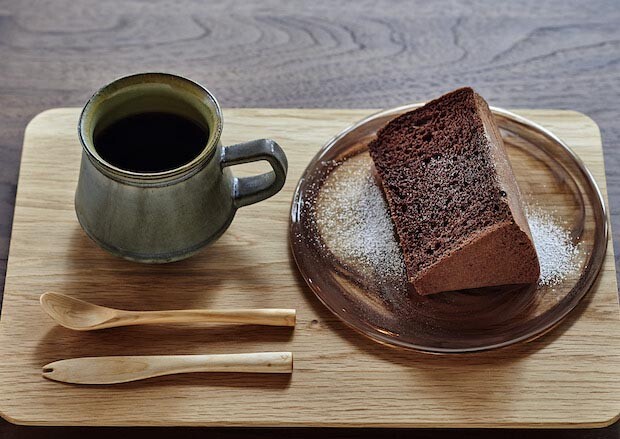 グルテンフリーの米粉のシフォンケーキ〈飛騨山椒ショコラ〉　Photo: Masayuki Hayashi