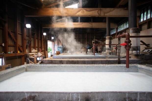 製塩工場。現在は4基の釜で製塩を行う。