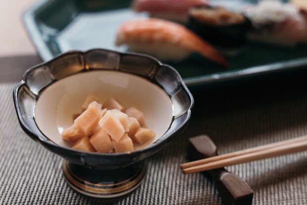 〈鮨まつ田〉では新生姜の時期にガリを提供する。〈三陸ジンジャー〉の香りと味がしっかりと残り、歯応えもあるため満足度が高い。