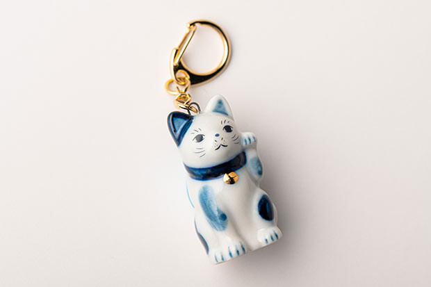   〈瀬戸まねき猫〉の瀬戸焼キーホルダー（愛知県瀬戸市）