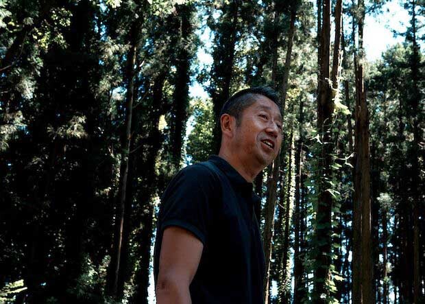 この写真に写る〈仁井田本家〉18代目当主の仁井田穏彦さんは、現在スギを活用して木桶をつくる取り組みに力を入れているといいます。 新井 ‘Lai’ 政廣(C)2022Patagonia, Inc.