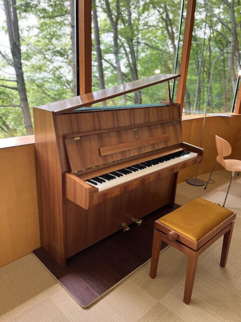 ビートルズのジョン・レノンが愛用していたピアノ「STEINWAY Z-114（1979年ハンブルグ製）」。名曲『イマジン』を作曲時にも使用していたという、アップライトピアノの名器です。