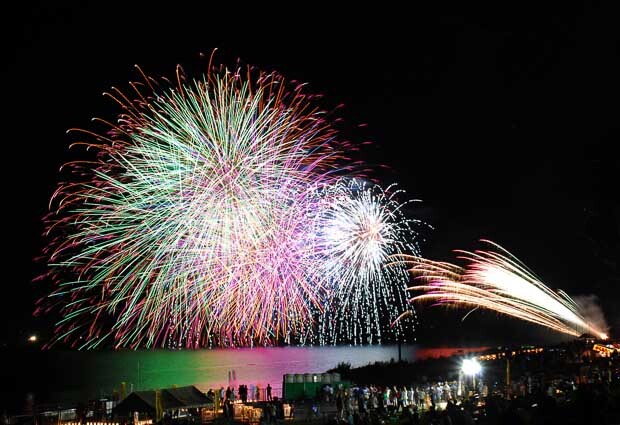 「千代田の祭川せがき」では花火が盛大に打ち上げられます。