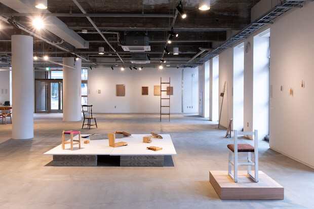 市民の方々から寄せられた「原木」を使用した作品が展示されている〈秋田市文化創造館〉の展示スペース。