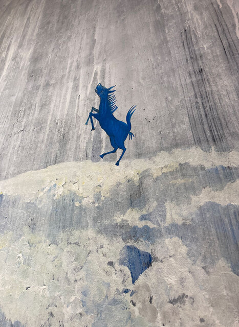 「Sea and sky」の中央に描かれた青い馬。