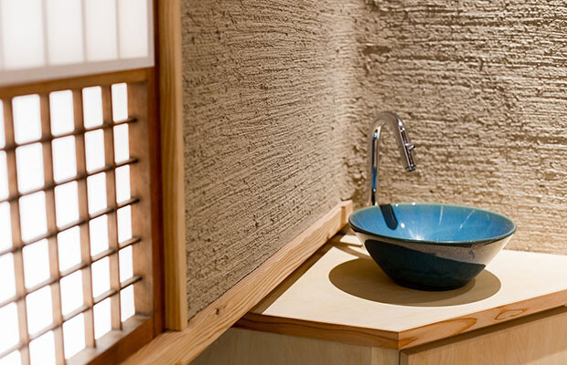 手洗いコーナー。日田市の砂を使った土壁と木部の接合部分。