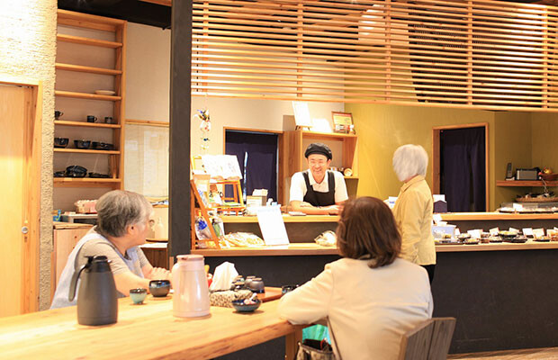 イートインコーナーで談話する利用者と三村さん。