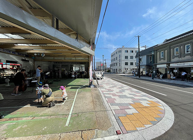 旧昆布館向かいの池見石油店の整備場。ソーシャルディスタンス確保のため、道を挟んで音楽ユニット〈ル・ラピス〉のライブを鑑賞。