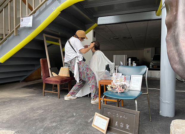 飛び入り参加してくれた〈やこちゃん美容室〉。その後、同じ十字街銀座通りのテナントを家族みんなでDIYをして美容室〈noqa hair design〉がオープン。思い描いていたまちへの流れが実現した。