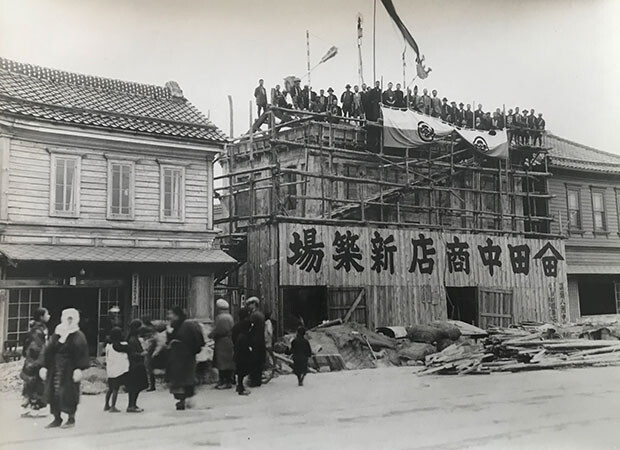 旧昆布館（旧田中商店）に残っていた建築時の写真。立派な海産商だったことがわかる。