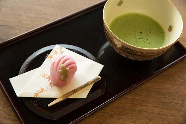 抹茶と手づくり和菓子のセットは600円。抹茶茶碗は〈沈壽官窯〉の薩摩焼。今回の季節の和菓子は菊の練り切り。